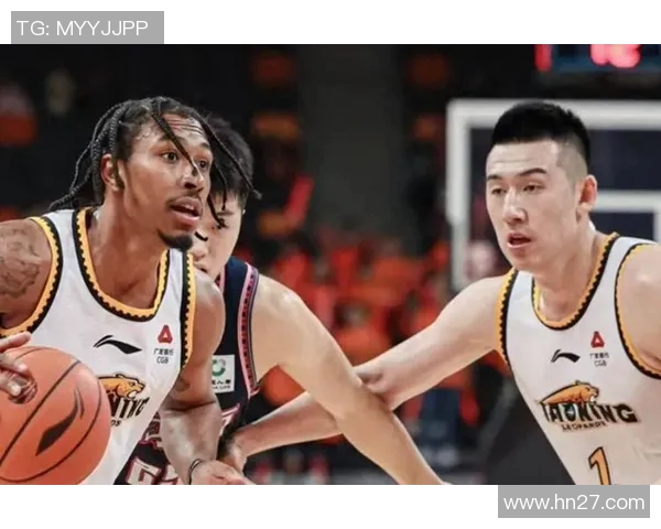 广东与广厦常规赛对决精彩回顾双方球员表现亮眼引发球迷热议